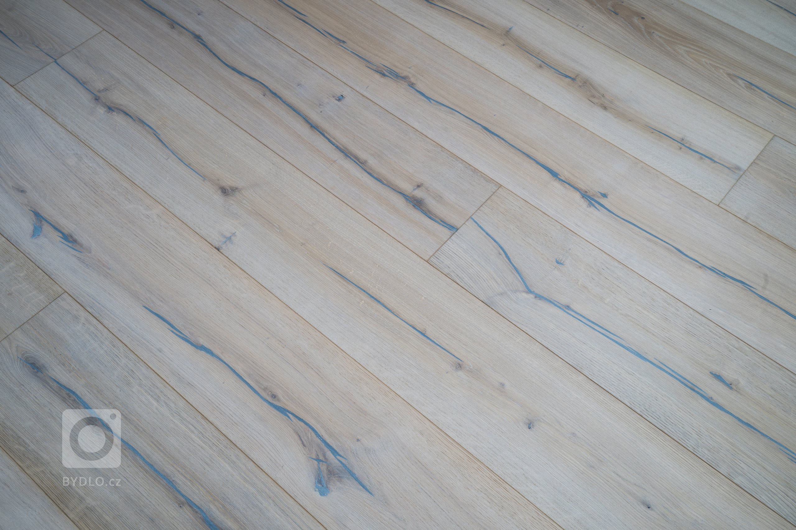 Pokládka podlah&nbsp;od výrobců&nbsp;Meister&nbsp;a&nbsp;Princ Parket&nbsp;s využitím velkoformátových dubových podlah, které jsou celoplošně lepené a umožňují…