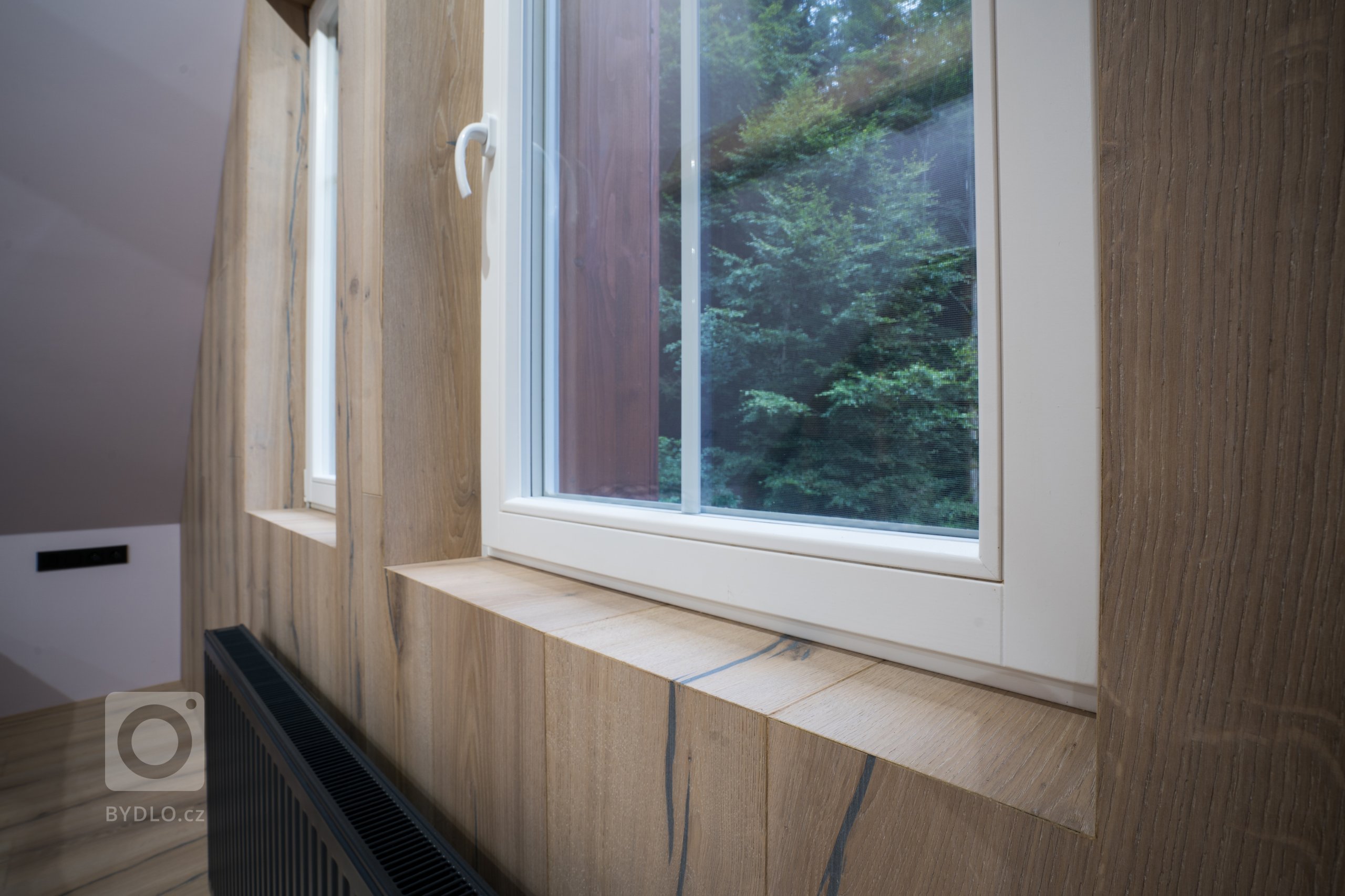 Pokládka podlah&nbsp;od výrobců&nbsp;Meister&nbsp;a&nbsp;Princ Parket&nbsp;s využitím velkoformátových dubových podlah, které jsou celoplošně lepené a umožňují…