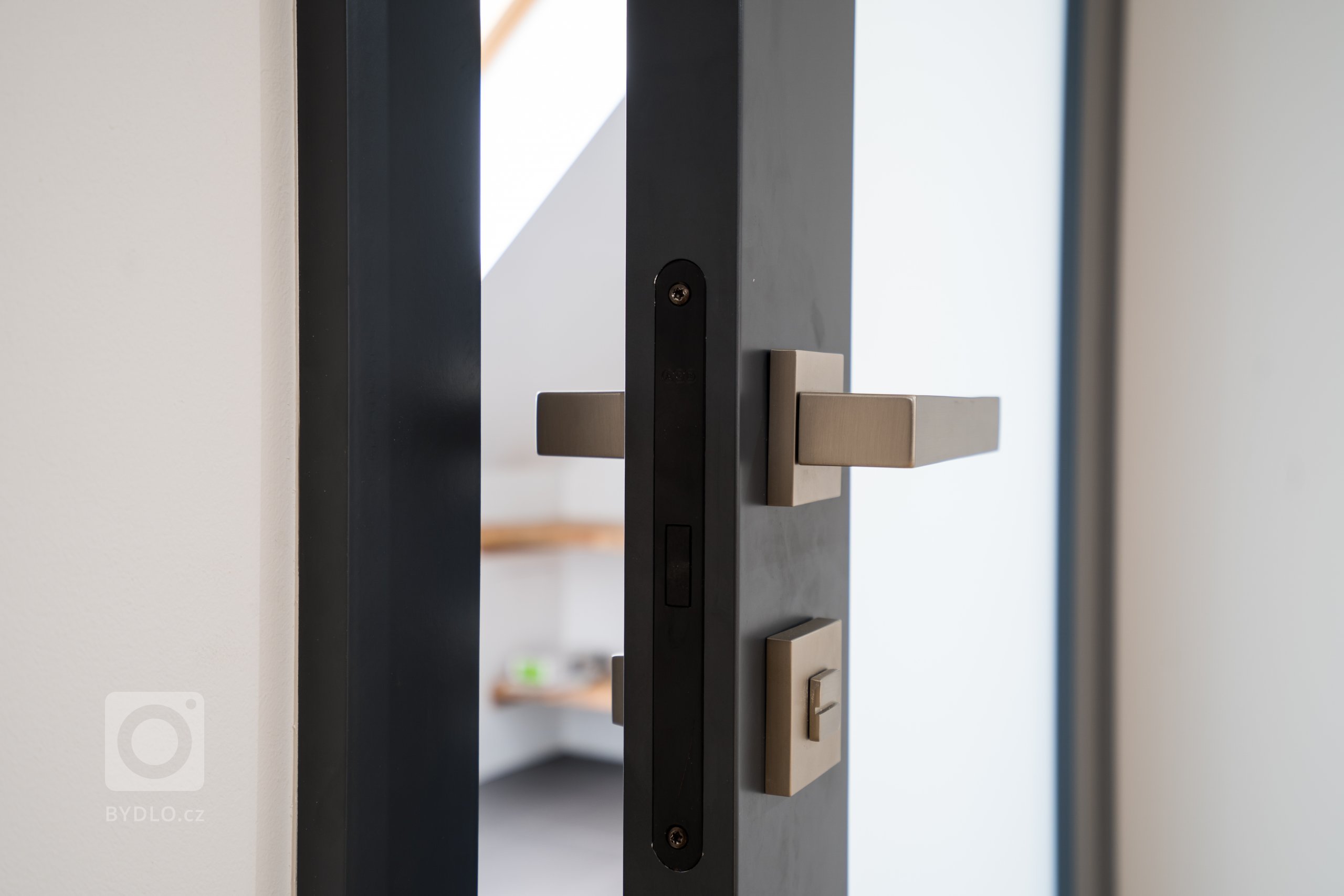 Pokládka podlah&nbsp;od výrobců&nbsp;Meister&nbsp;a&nbsp;Princ Parket&nbsp;s využitím velkoformátových dubových podlah, které jsou celoplošně lepené a umožňují…