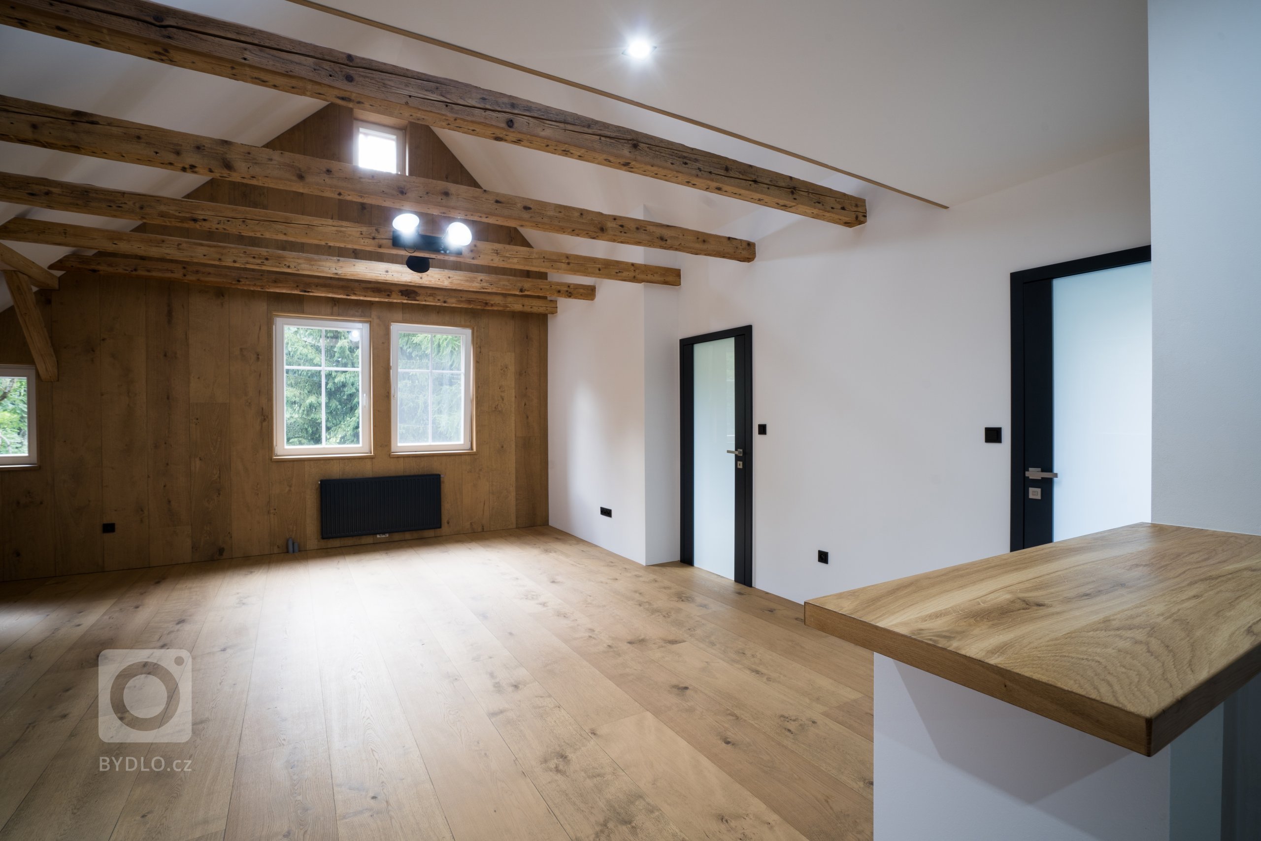 Pokládka podlah&nbsp;od výrobců&nbsp;Meister&nbsp;a&nbsp;Princ Parket&nbsp;s využitím velkoformátových dubových podlah, které jsou celoplošně lepené a umožňují…