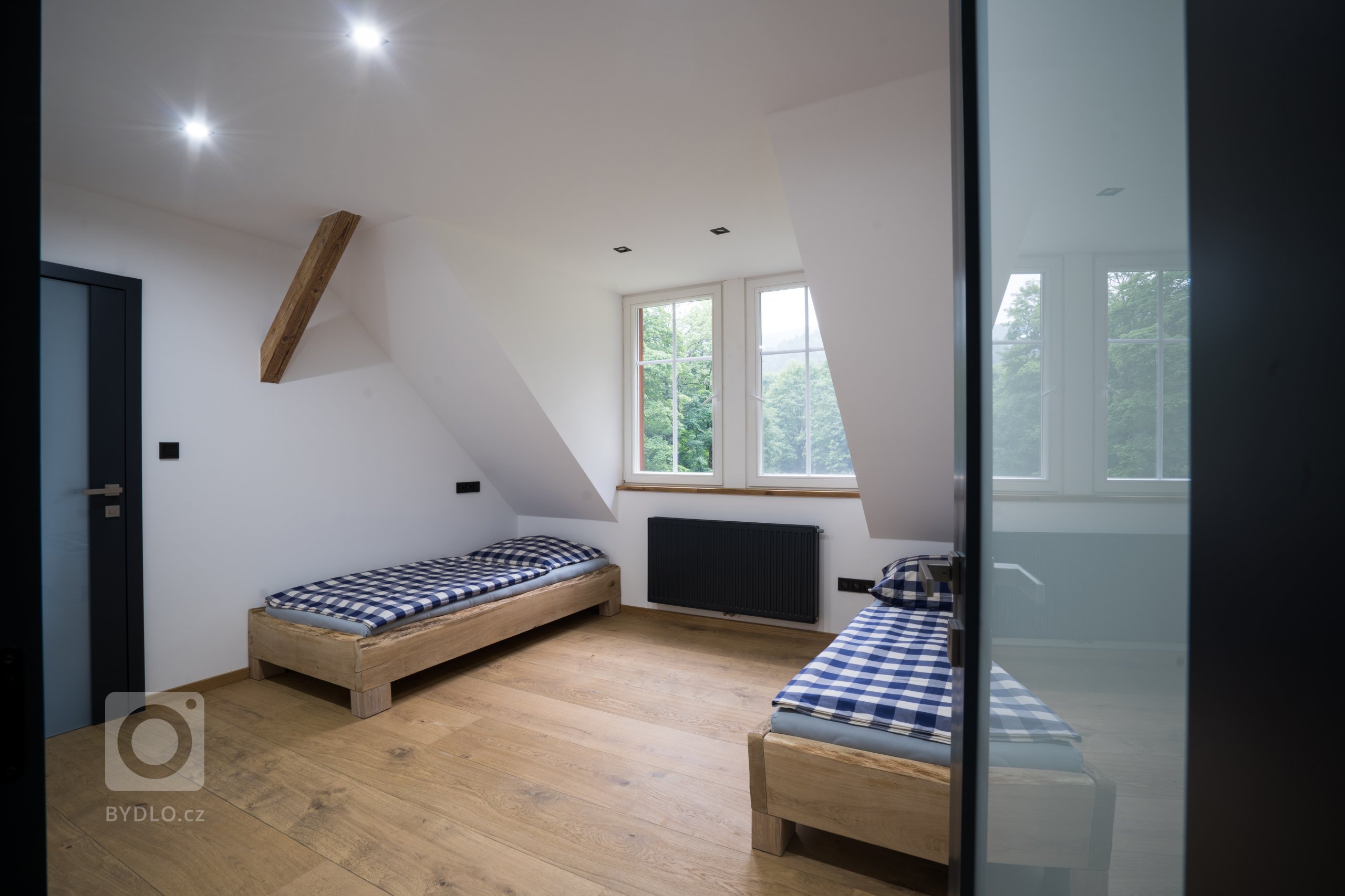 Pokládka podlah&nbsp;od výrobců&nbsp;Meister&nbsp;a&nbsp;Princ Parket&nbsp;s využitím velkoformátových dubových podlah, které jsou celoplošně lepené a umožňují…