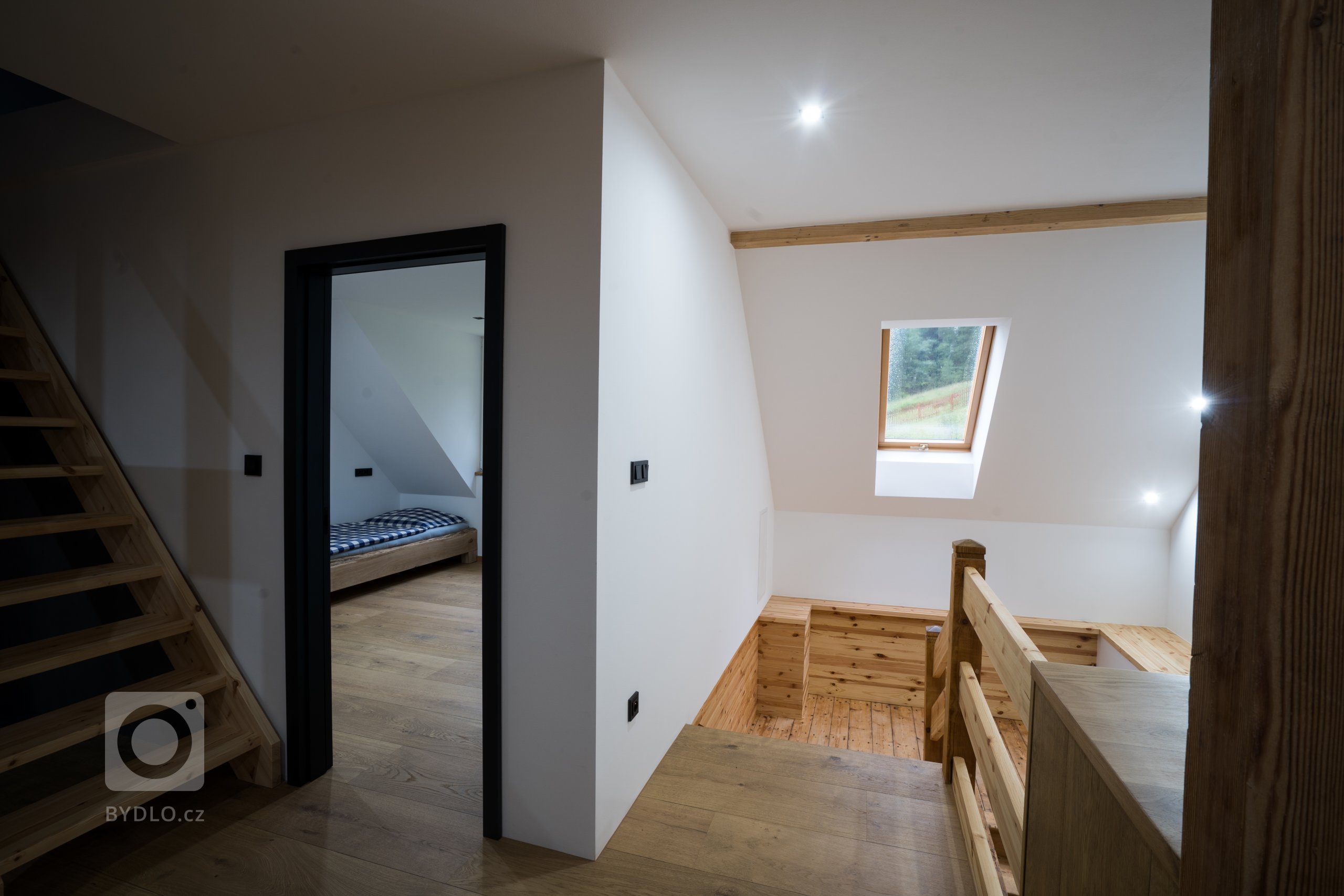 Pokládka podlah&nbsp;od výrobců&nbsp;Meister&nbsp;a&nbsp;Princ Parket&nbsp;s využitím velkoformátových dubových podlah, které jsou celoplošně lepené a umožňují…