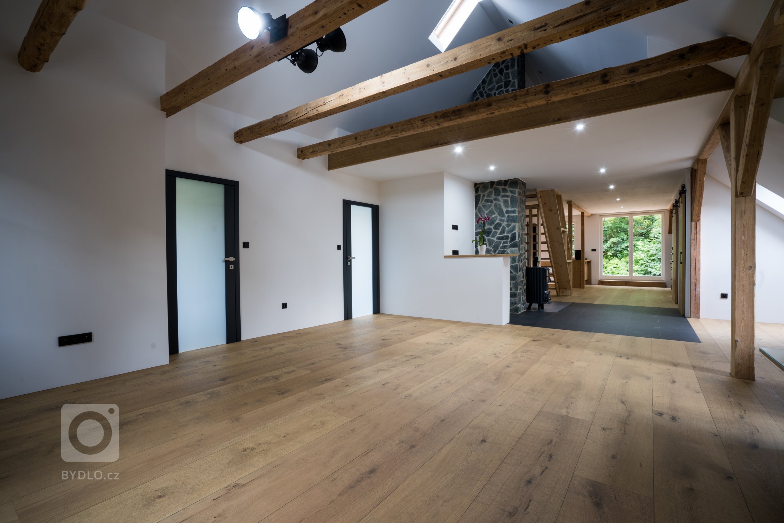 Pokládka podlah&nbsp;od výrobců&nbsp;Meister&nbsp;a&nbsp;Princ Parket&nbsp;s využitím velkoformátových dubových podlah, které jsou celoplošně lepené a umožňují…