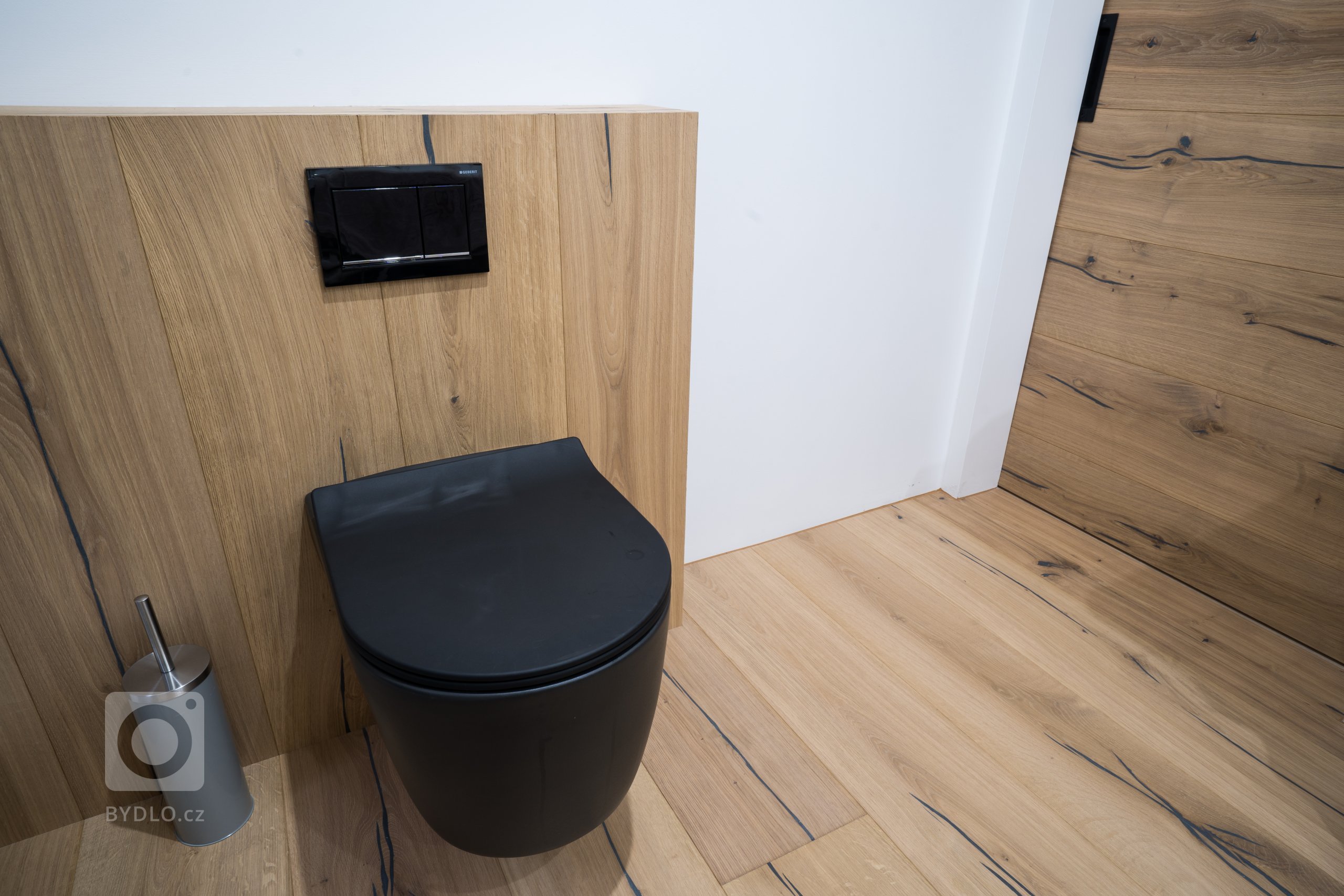 Pokládka podlah&nbsp;od výrobců&nbsp;Meister&nbsp;a&nbsp;Princ Parket&nbsp;s využitím velkoformátových dubových podlah, které jsou celoplošně lepené a umožňují…