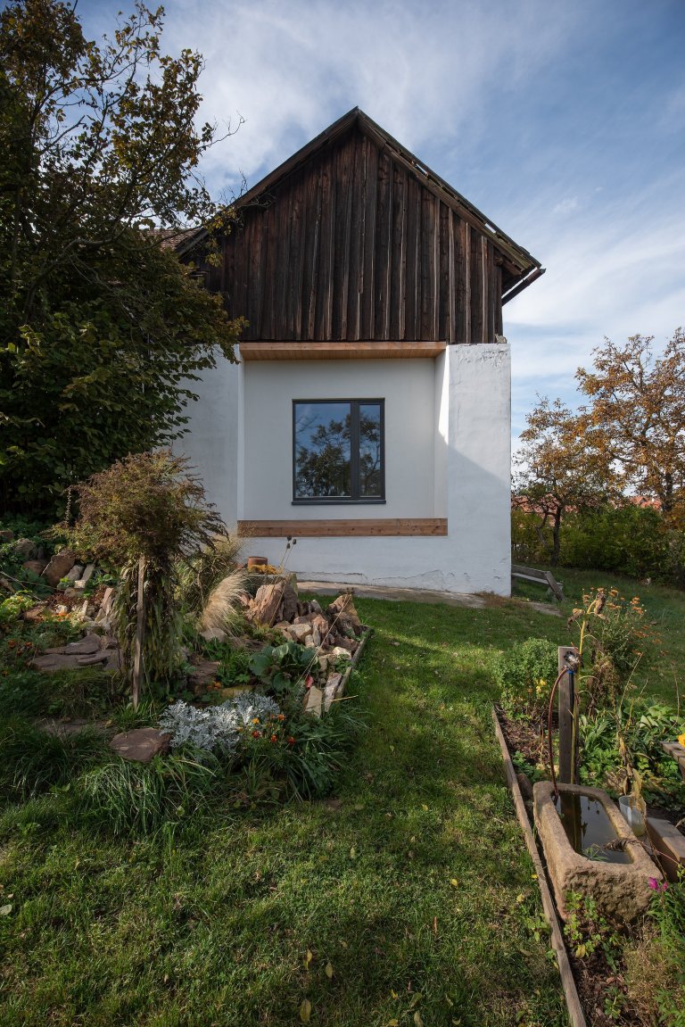 Stará usedlost v Oboře u Boskovic získá nastěhováním mladého páru nejen nové obyvatele, ale i novou náplň. Rekonstrukce stávající bytové jednotky se odkládá na…