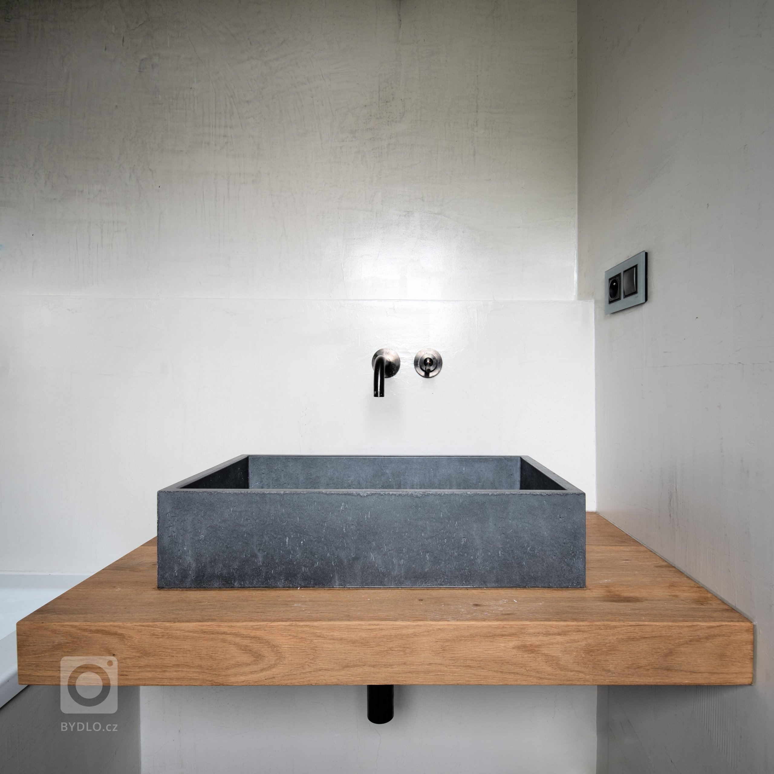 Svojí dispozicí a celkovým řešením poskytuje&nbsp;prostor pro pohodlné celoroční bydlení.

www.prajaga.cz
