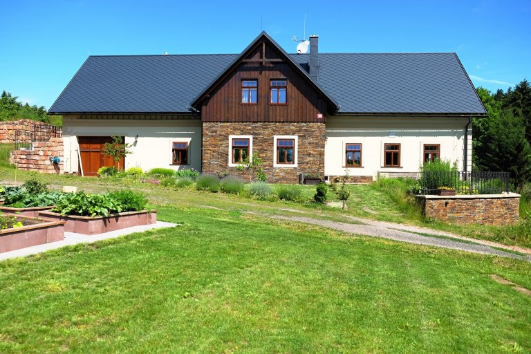 Rekonstrukce trvala déle než dva roky a jejím cílem bylo na jedné straně vrátit domu jeho původní předválečný ráz, na druhé straně dům dispozičně a…