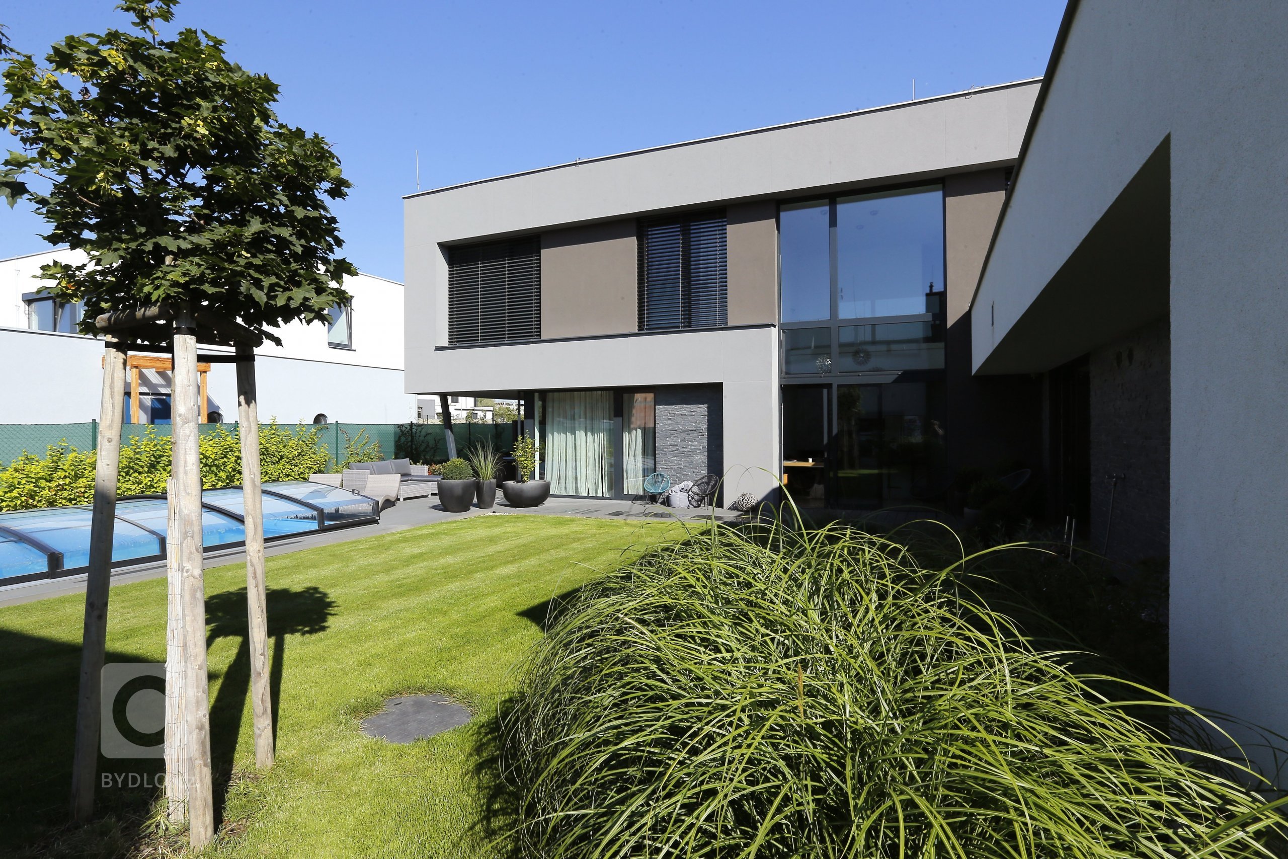Jedná se o novostavbu rodinného domu &ndash; stavba pro bydlení 4-členné rodiny s dispozicí 5+kk o celkové užitné ploše 326,92 m2.

Příjezd a vchod k rodinnému…