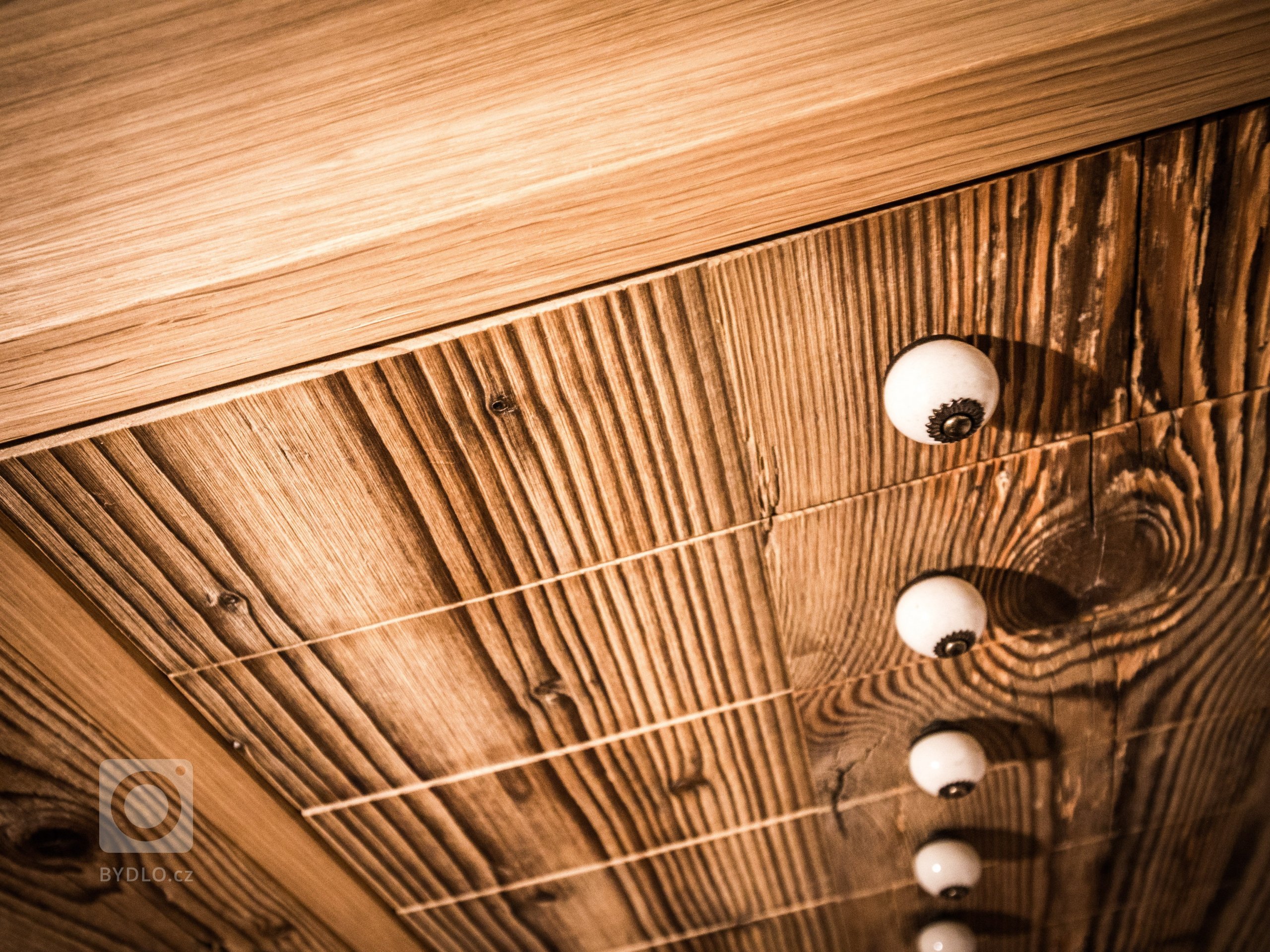 Nově postavený rodinný dům v obci Zdiby poblíž našeho hlavního města dostal díky koncepci veškerého vybavení do přírodních materiálů netradiční tvář. Byl to…