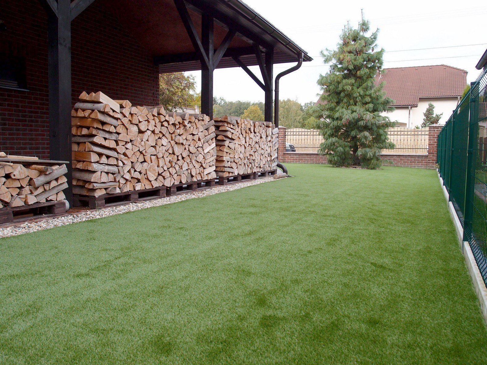 Instalace umělého trávníku Royal Grass SILK 35 na předzahrádce rodinného domu. Instalace umělého trávníku Royal Grass SILK 35 na předzahrádce rodinného domu.
