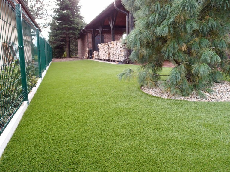 Instalace umělého trávníku Royal Grass SILK 35 na předzahrádce rodinného domu.