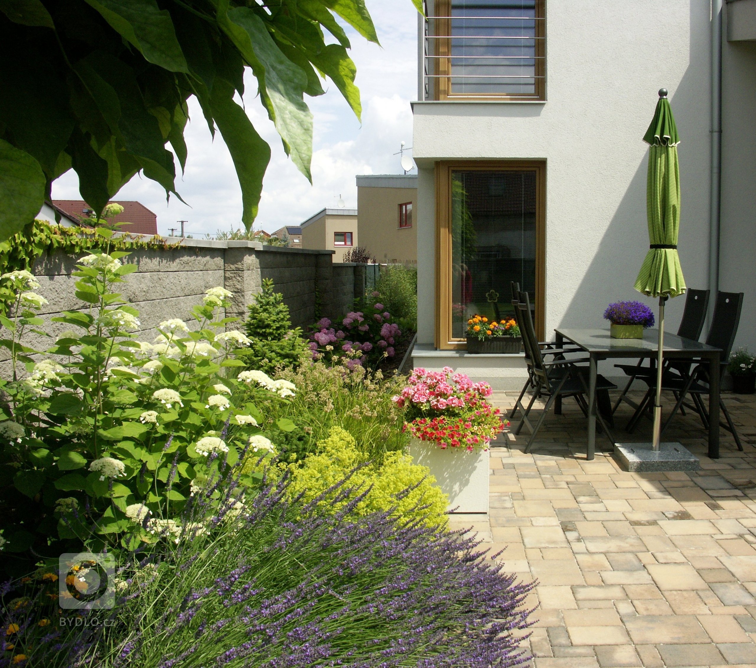Terasa v blízkosti hlavního vstupu do domu