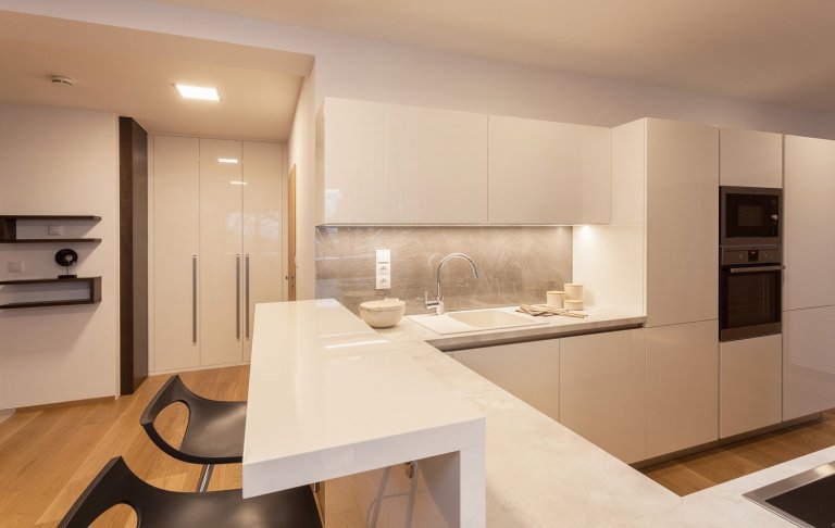 Vkusný interiér v jednotném uceleném designu. Celým interiérem se prolínají čisté rovné linie a to nejen v kuchyni a obývacím pokoji, ale i v koupelně, pokoji…
