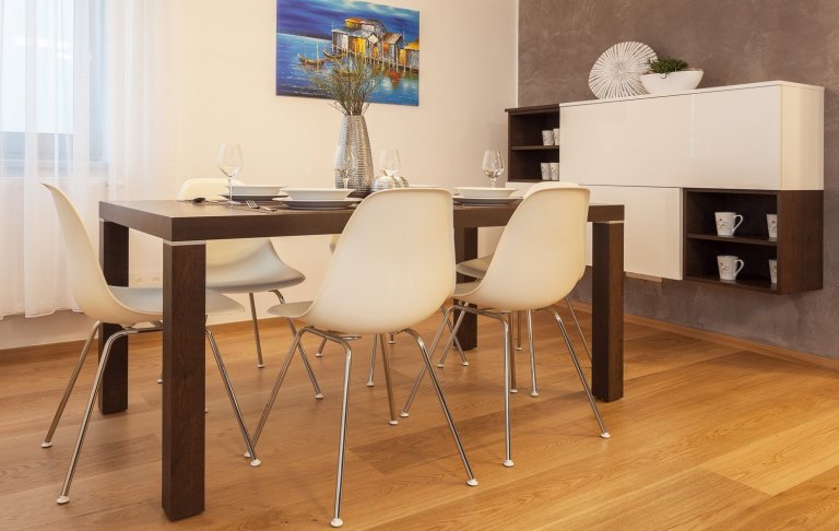 Vkusný interiér v jednotném uceleném designu. Celým interiérem se prolínají čisté rovné linie a to nejen v kuchyni a obývacím pokoji, ale i v koupelně, pokoji…