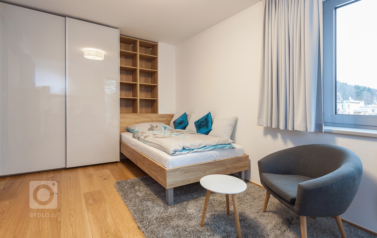 Vkusný interiér v jednotném uceleném designu. Celým interiérem se prolínají čisté rovné linie a to nejen v kuchyni a obývacím pokoji, ale i v koupelně, pokoji…