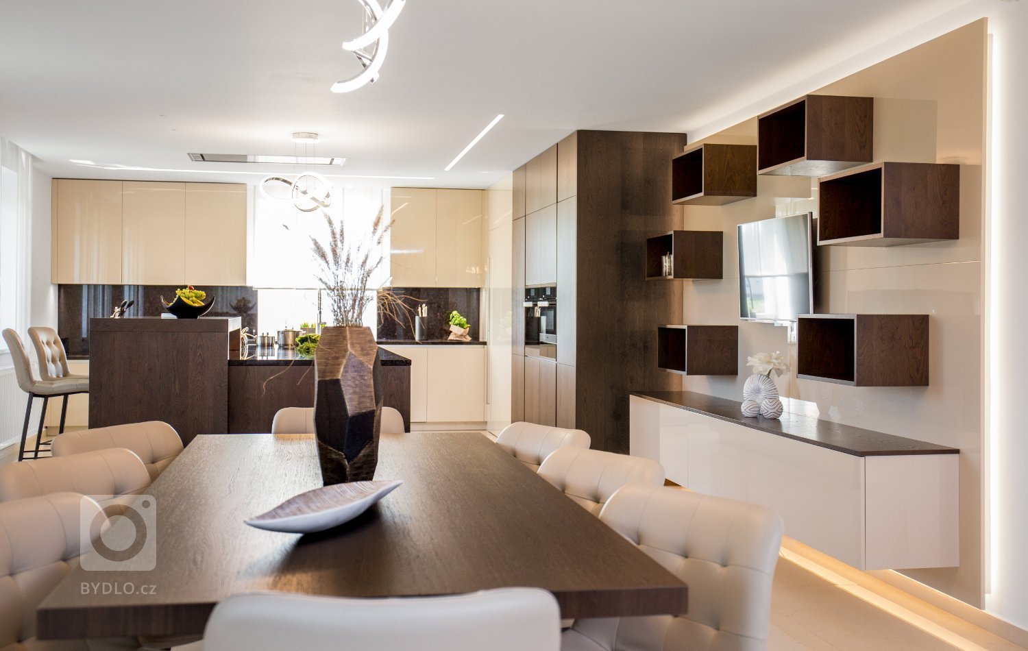 Kuchyně a obývací pokoj v odstínu laku champagne.&nbsp;Stačí dát prostor přírodním materiálům a béžovým barvám a s jistotou docílíte útulného efektu.

…