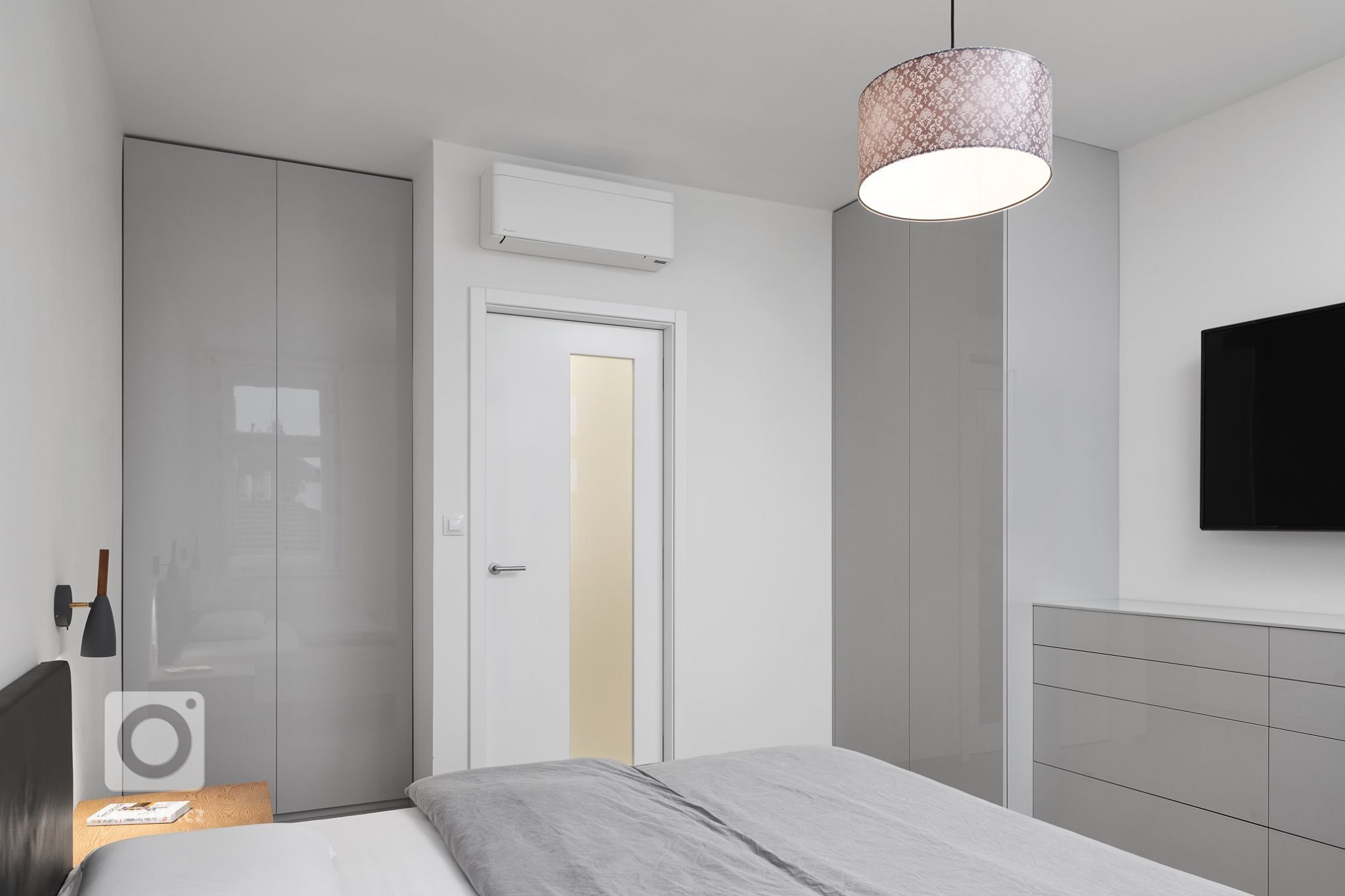 Naprosto dokonalý interiér. Kombinace šedého laku s přírodní dýhou působí velmi luxusně a elegantně. Kuchyně ELITE/LINE s ostrůvkovým řešením nás naprosto…