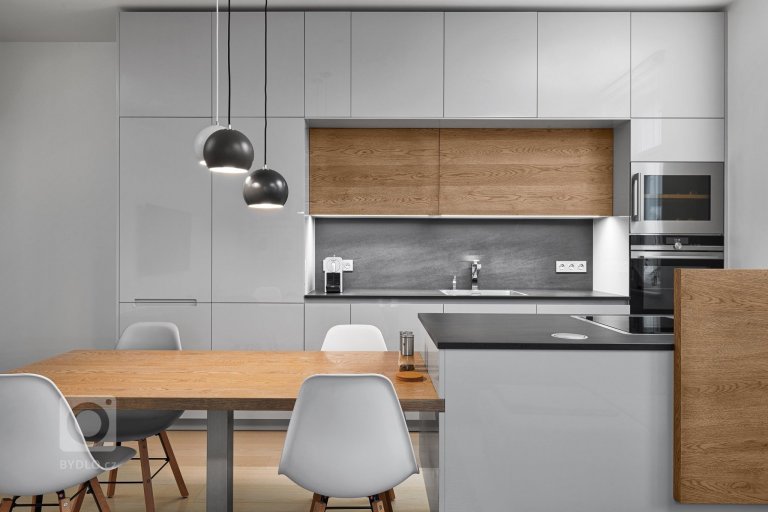 Naprosto dokonalý interiér. Kombinace šedého laku s přírodní dýhou působí velmi luxusně a elegantně. Kuchyně ELITE/LINE s ostrůvkovým řešením nás naprosto…