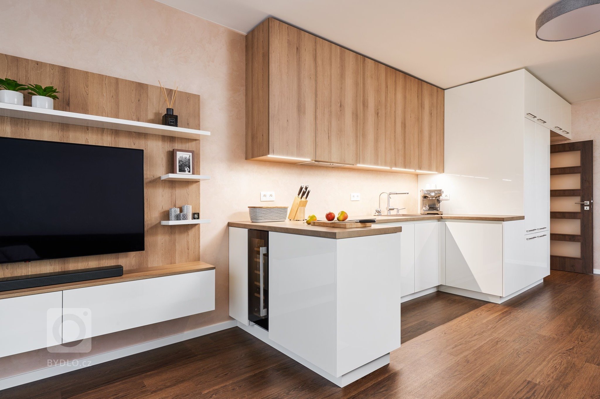 Krásný a útulný byt s kuchyní ELITE/STYLE navazující na obývací pokoj nabízí dokonalou sladěnost v interiéru. Pro relaxaci a odpočinek byla do obývacího pokoje…