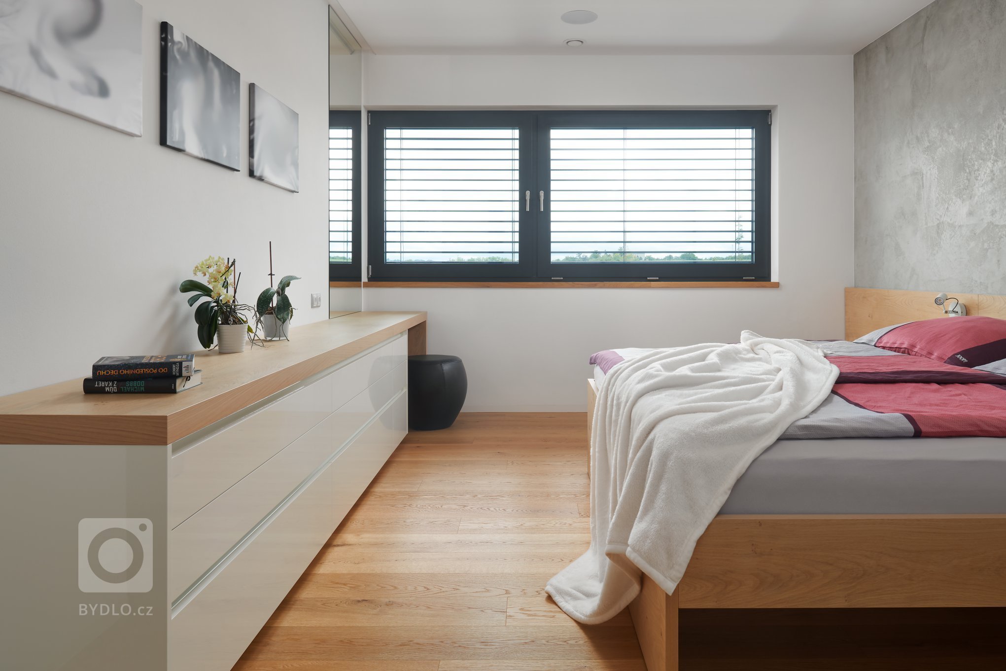 Moderní dům, který je skvělou ukázkou našeho HANÁK INTERIOR CONCEPT. Kompletní interiér včetně interiérových dveří je sladěný do toho nejmenšího detailu. V…