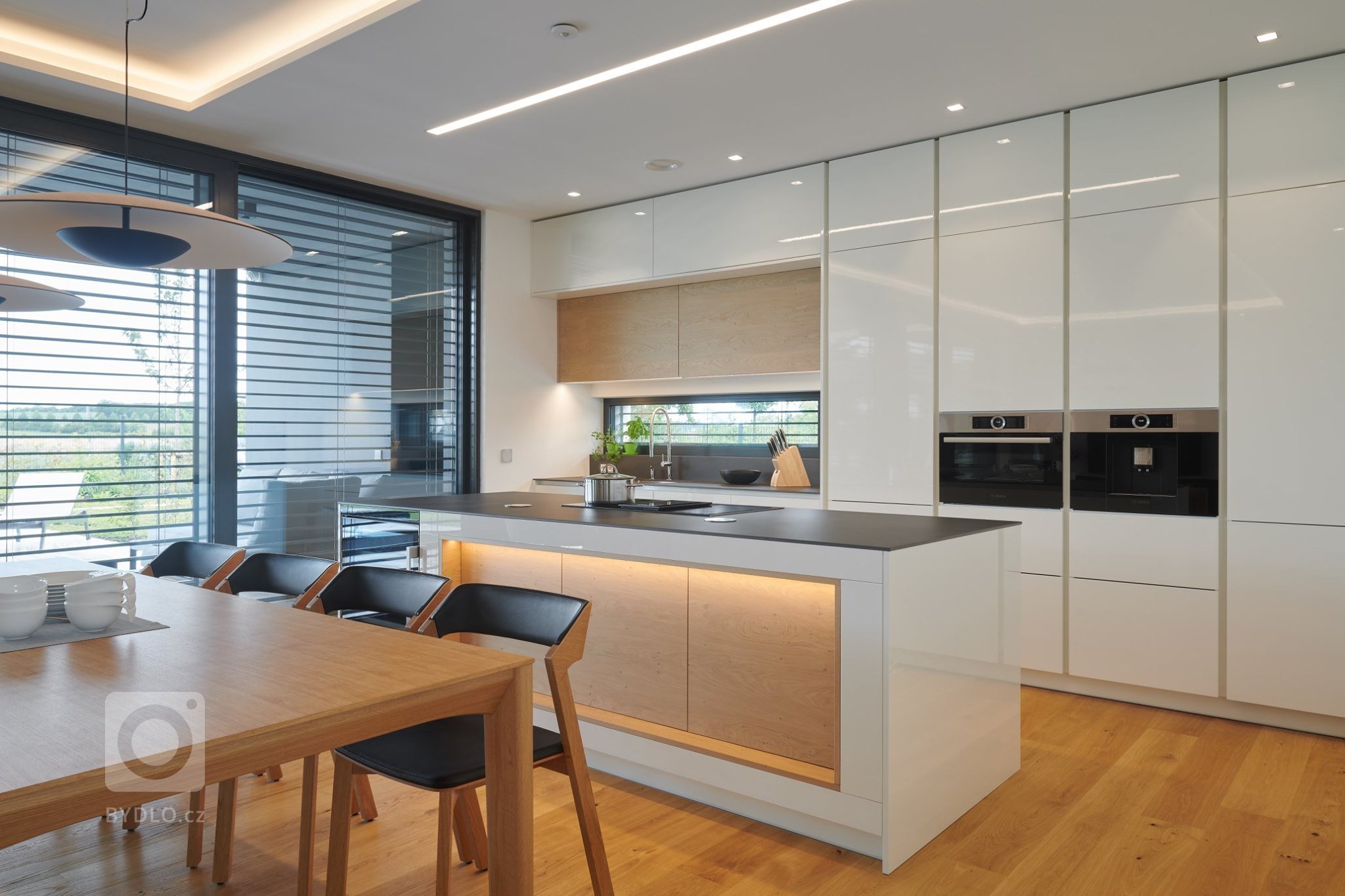 Moderní dům, který je skvělou ukázkou našeho HANÁK INTERIOR CONCEPT. Kompletní interiér včetně interiérových dveří je sladěný do toho nejmenšího detailu. V…