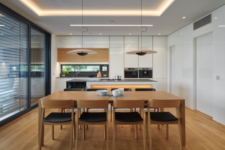 Moderní dům, který je skvělou ukázkou našeho HANÁK INTERIOR CONCEPT. Kompletní interiér včetně interiérových dveří je sladěný do toho nejmenšího detailu. V…