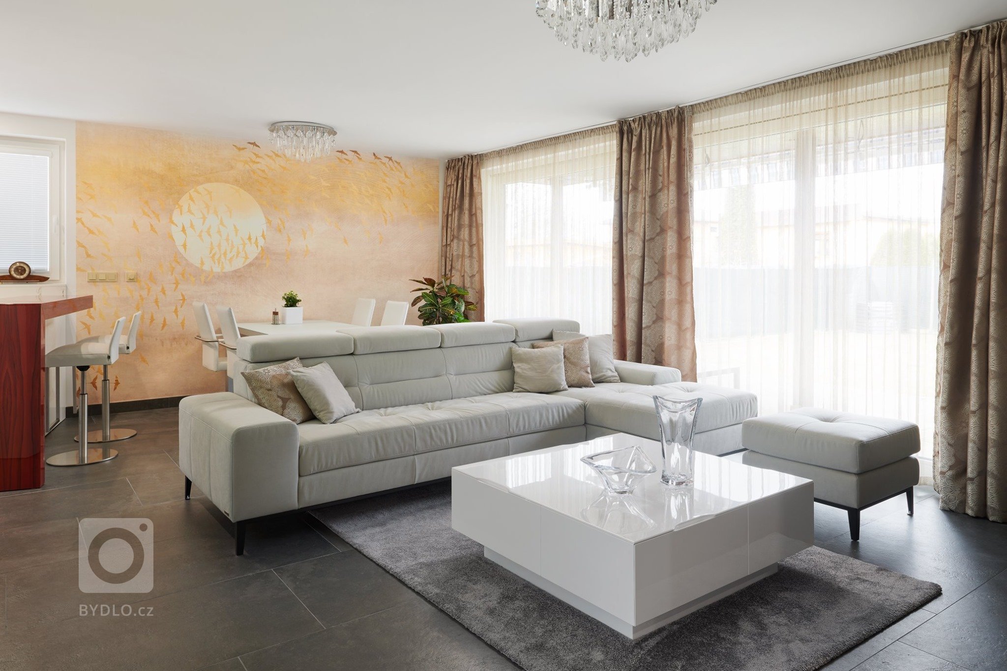 Realizace kompletního interiérů na míru s důkazem na detail. Kombinace prémiového lakování v bílém provedení s cizokrajnou prémiovou dýhou TINEO v lesku…