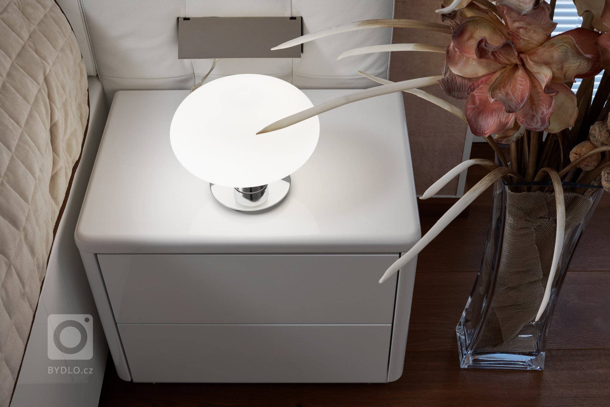 Realizace kompletního interiérů na míru s důkazem na detail. Kombinace prémiového lakování v bílém provedení s cizokrajnou prémiovou dýhou TINEO v lesku…