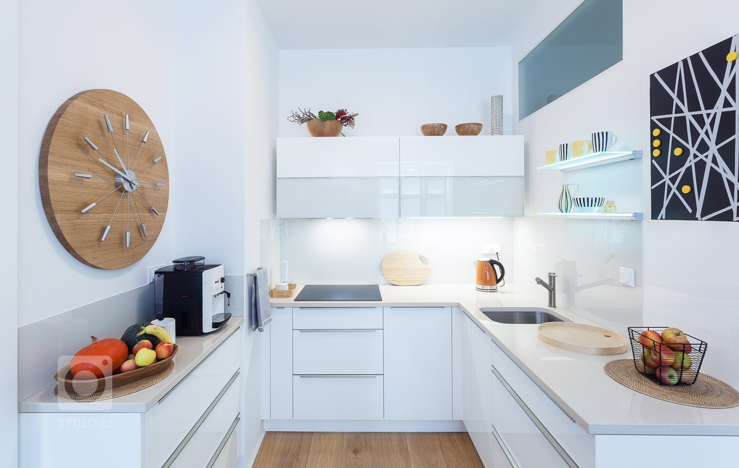 Máme radost z realizace, na které můžeme ukázkově demonstrovat, jak skvěle lze zařídit malý byt naším nábytkem na míru. Atypické dispozice vyžadují…