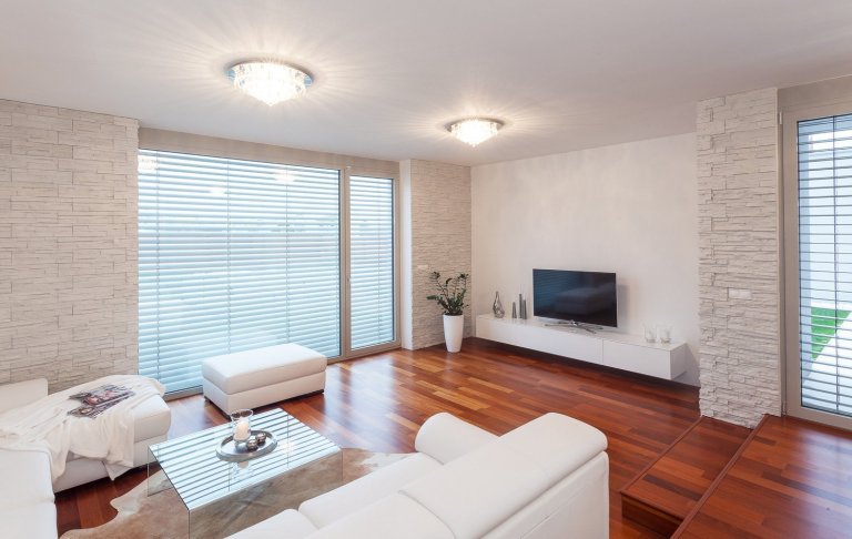 Každý domov představuje určitou skládanku vypovídající o vkusu, a potřebách jeho majitelů.&nbsp;Majitelka tohoto domu miluje moderní design, proto měla ihned…
