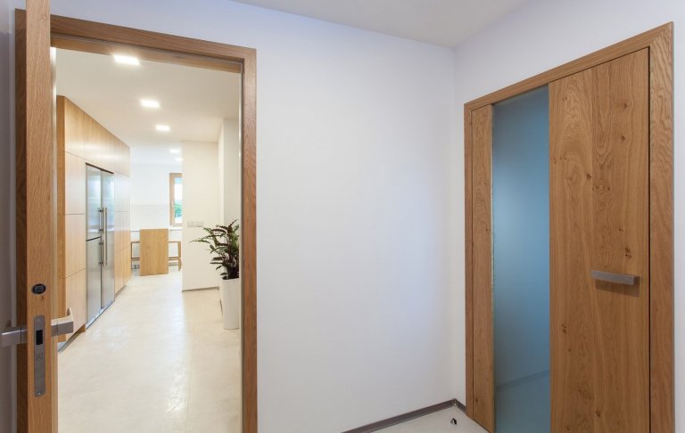 Dům je&nbsp;zařízen velmi jednoduše, jak napoví řada fotografií. Nábytek je v kombinaci bílého laku s&nbsp;&nbsp;dýhou dub rustikální přírodní.&nbsp;
