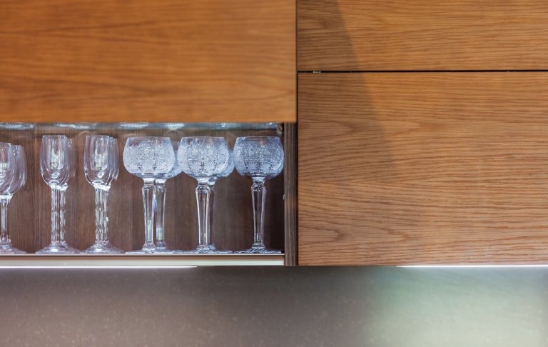 Realizace moderní kuchyně pro klientku z Bratislavy, která měla jasnou představu o stylu i materiálech. Jedním z hlavních požadavků byl i obklad stěny v…