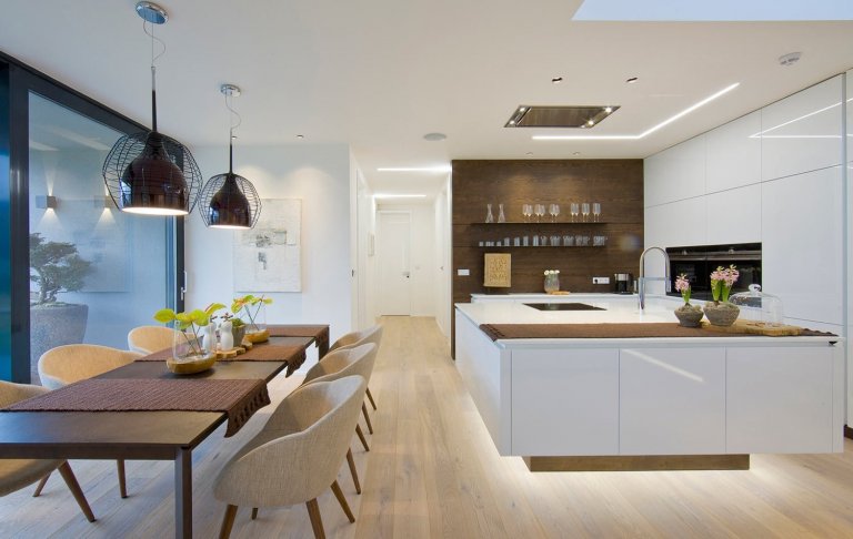 Moderní víceúrovňový dům s interiérovým nábytkem HANÁK na míru.&nbsp;Tento dům je zařízen zcela dle našeho Interior conceptu. Veškerý nábytek včetně dveří je…