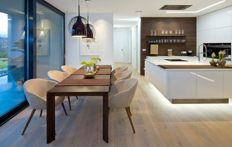 Moderní víceúrovňový dům s interiérovým nábytkem HANÁK na míru.&nbsp;Tento dům je zařízen zcela dle našeho Interior conceptu. Veškerý nábytek včetně dveří je…