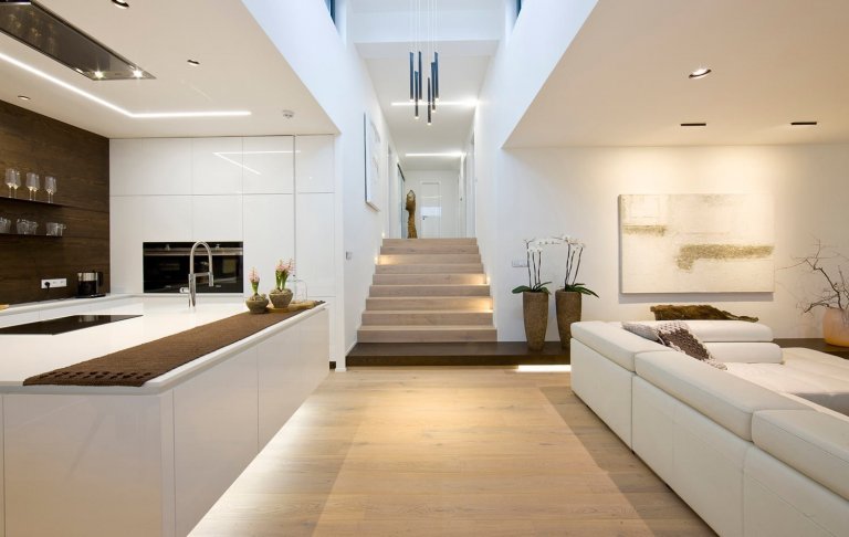 Moderní víceúrovňový dům s interiérovým nábytkem HANÁK na míru.&nbsp;Tento dům je zařízen zcela dle našeho Interior conceptu. Veškerý nábytek včetně dveří je…