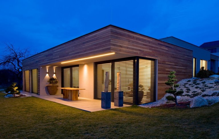 Moderní víceúrovňový dům s interiérovým nábytkem HANÁK na míru.&nbsp;Tento dům je zařízen zcela dle našeho Interior conceptu. Veškerý nábytek včetně dveří je…
