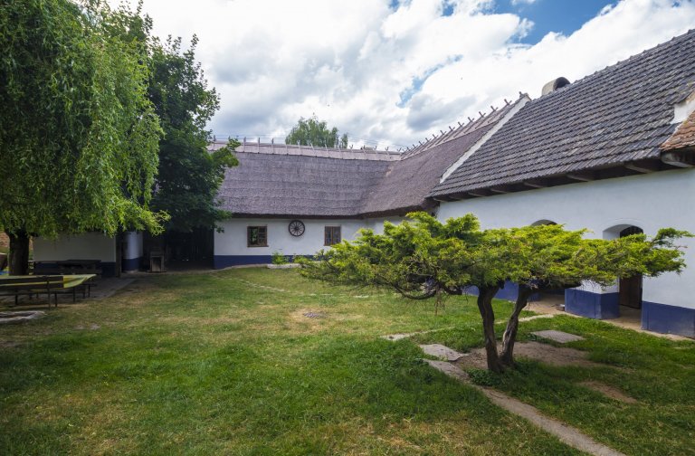 Rekonstrukce památky lidové architektury u Vyškova. Dům je postaven z nepálených cihel, omítnutý z exteriéru i interiéru hliněnou omítkua opatřený prodyšným…