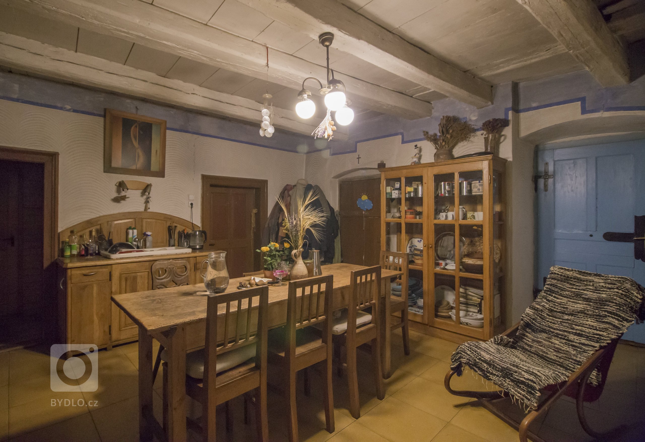 Rekonstrukce památky lidové architektury u Vyškova. Dům je postaven z nepálených cihel, omítnutý z exteriéru i interiéru hliněnou omítkua opatřený prodyšným…