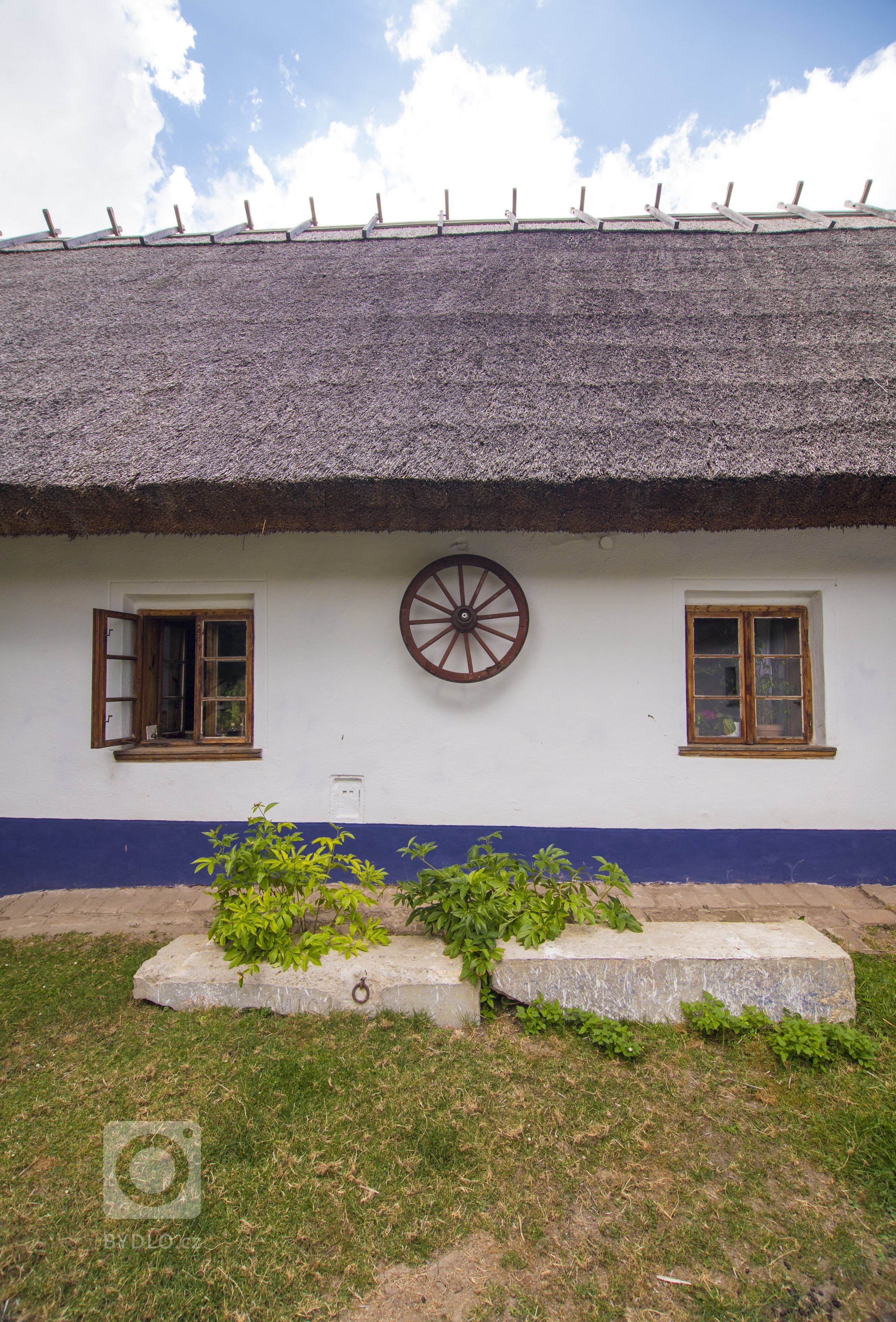 Rekonstrukce památky lidové architektury u Vyškova. Dům je postaven z nepálených cihel, omítnutý z exteriéru i interiéru hliněnou omítkua opatřený prodyšným…