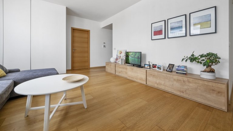 Realizace bytu v Panorama City v Bratislavě.&nbsp; Světlý dekor nábytku&nbsp;&nbsp;prolnutý dubovými prvky&nbsp;&nbsp;a nadčasovým designem vytváří koncpet…