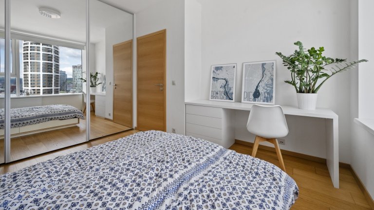 Realizace bytu v Panorama City v Bratislavě.&nbsp; Světlý dekor nábytku&nbsp;&nbsp;prolnutý dubovými prvky&nbsp;&nbsp;a nadčasovým designem vytváří koncpet…