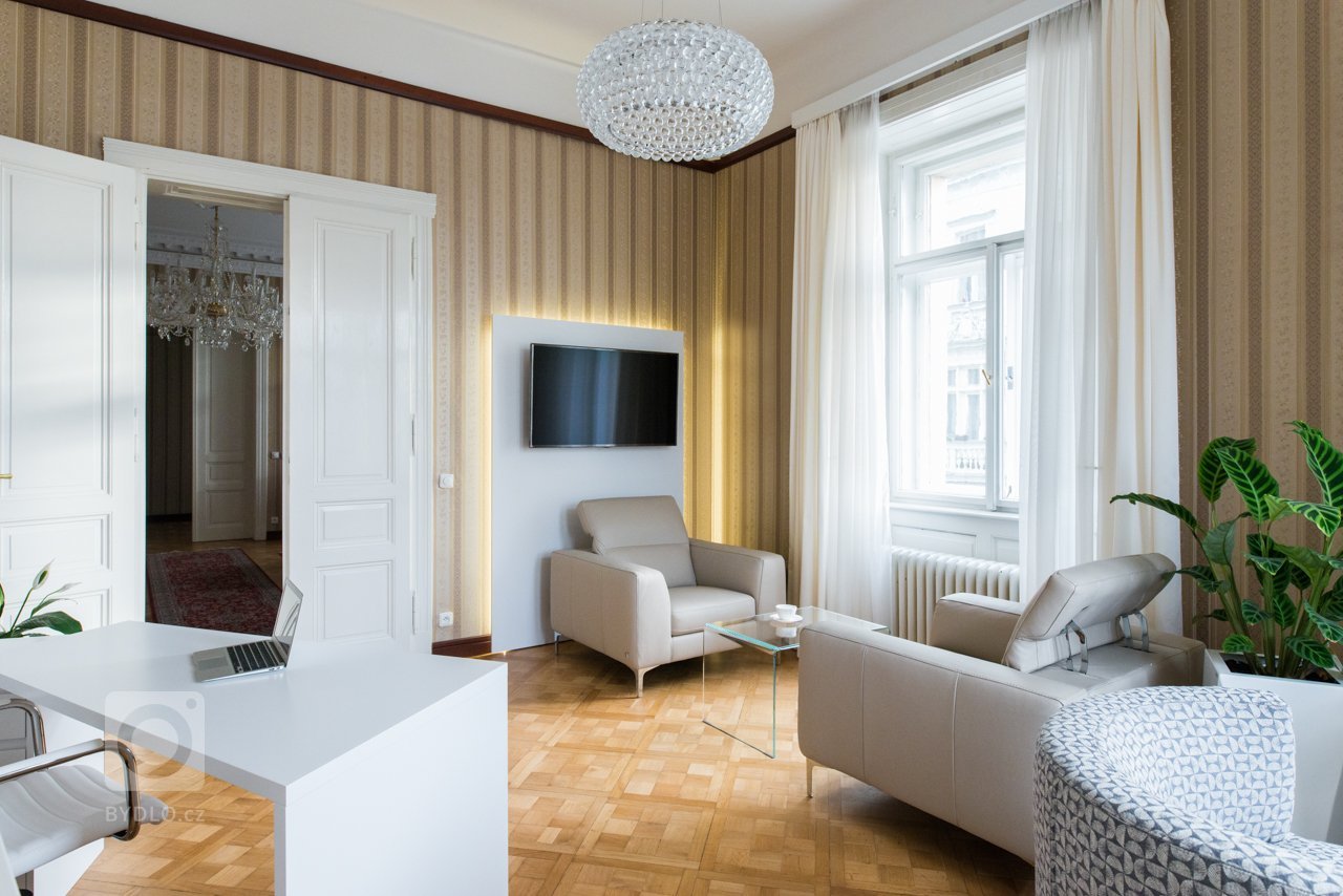Prosvětlená kancelář s velkým potenciálem. Zachovány designové prvky s okolním&nbsp;prostorem. Nábytek v bílém jednoduchém&nbsp;dekoru&nbsp;doplněn o stylové…