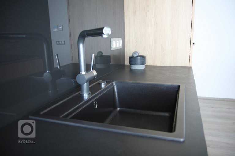 Další z našich realizací, tentokrát ve vzorovém bytě pražského developera. Imitace dubu v kombinaci s lakem Unigloss ve vysokém lesku. Kuchyň je vybavena…