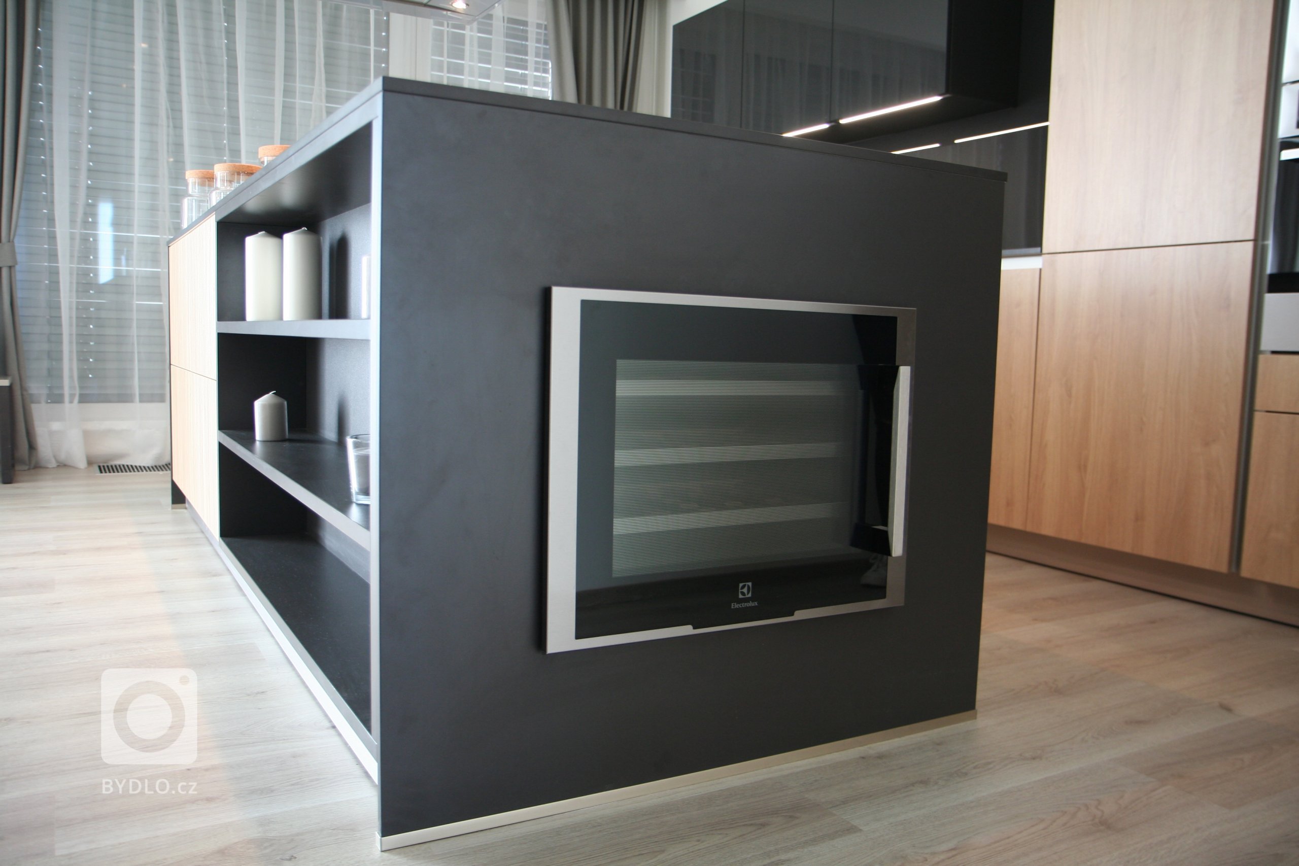 Další z našich realizací, tentokrát ve vzorovém bytě pražského developera. Imitace dubu v kombinaci s lakem Unigloss ve vysokém lesku. Kuchyň je vybavena…