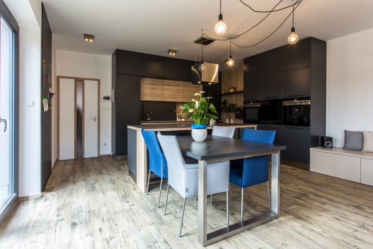 add picture to album