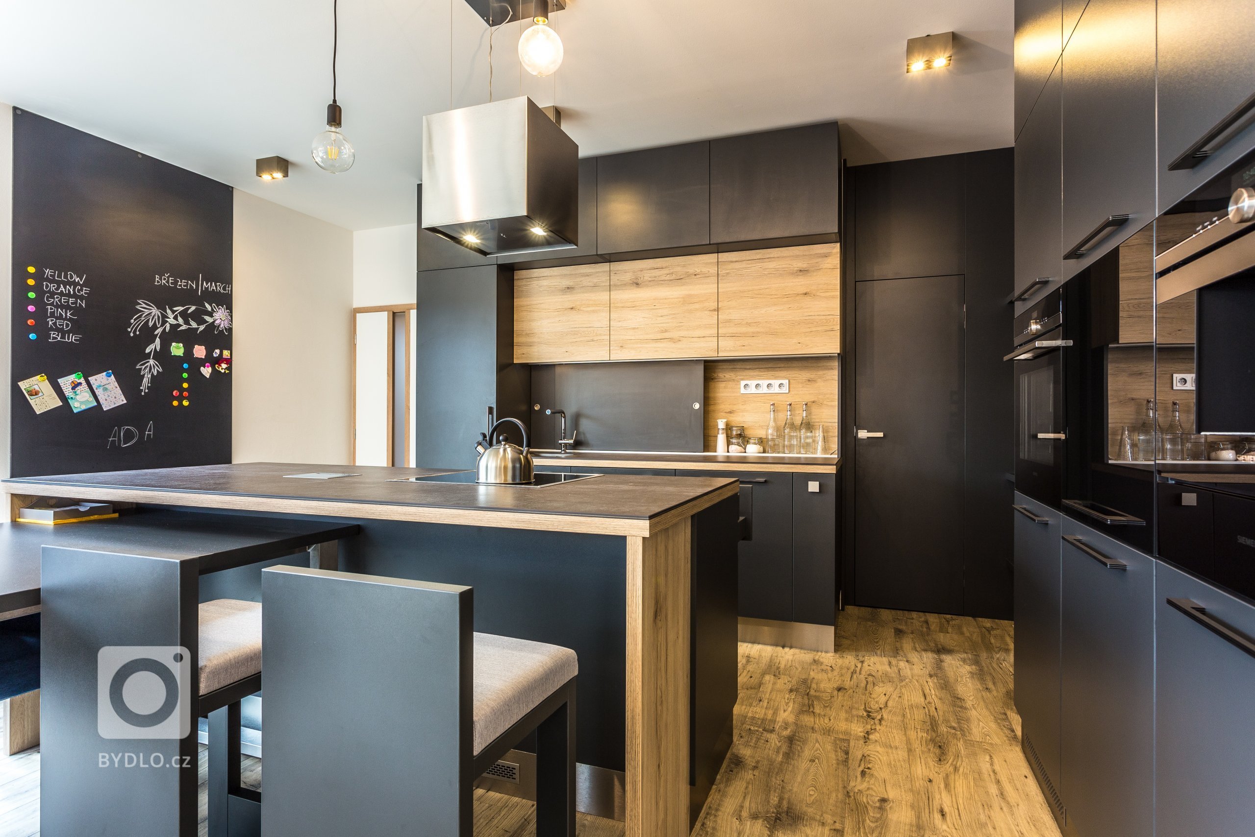 Interiér s nádechem skandinávského stylu. Nábytek včetně pohovky vyroben na zakázku. Pracovní deska z extrémně odolné velkoformátové keramiky Neolith,…