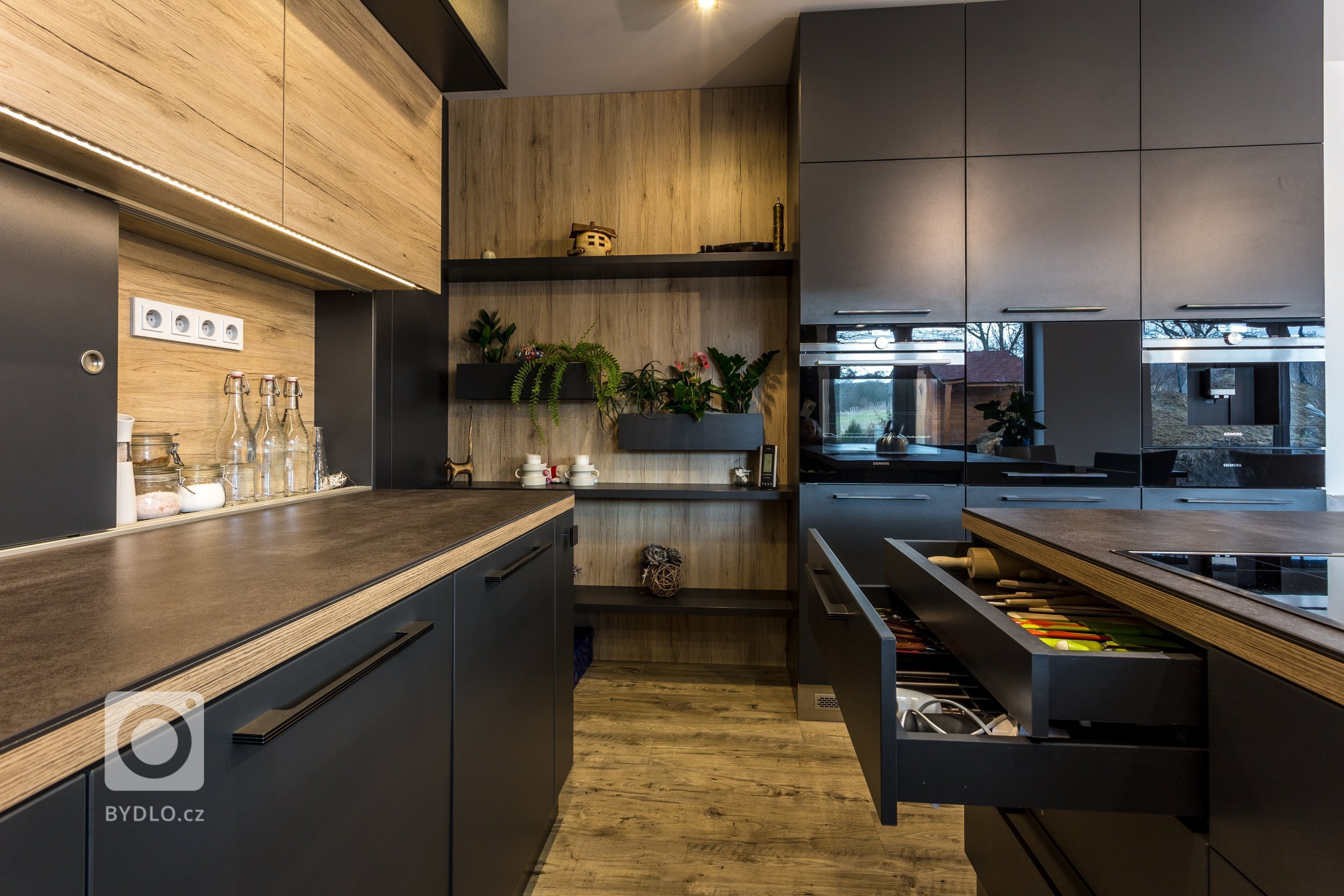 Interiér s nádechem skandinávského stylu. Nábytek včetně pohovky vyroben na zakázku. Pracovní deska z extrémně odolné velkoformátové keramiky Neolith,…