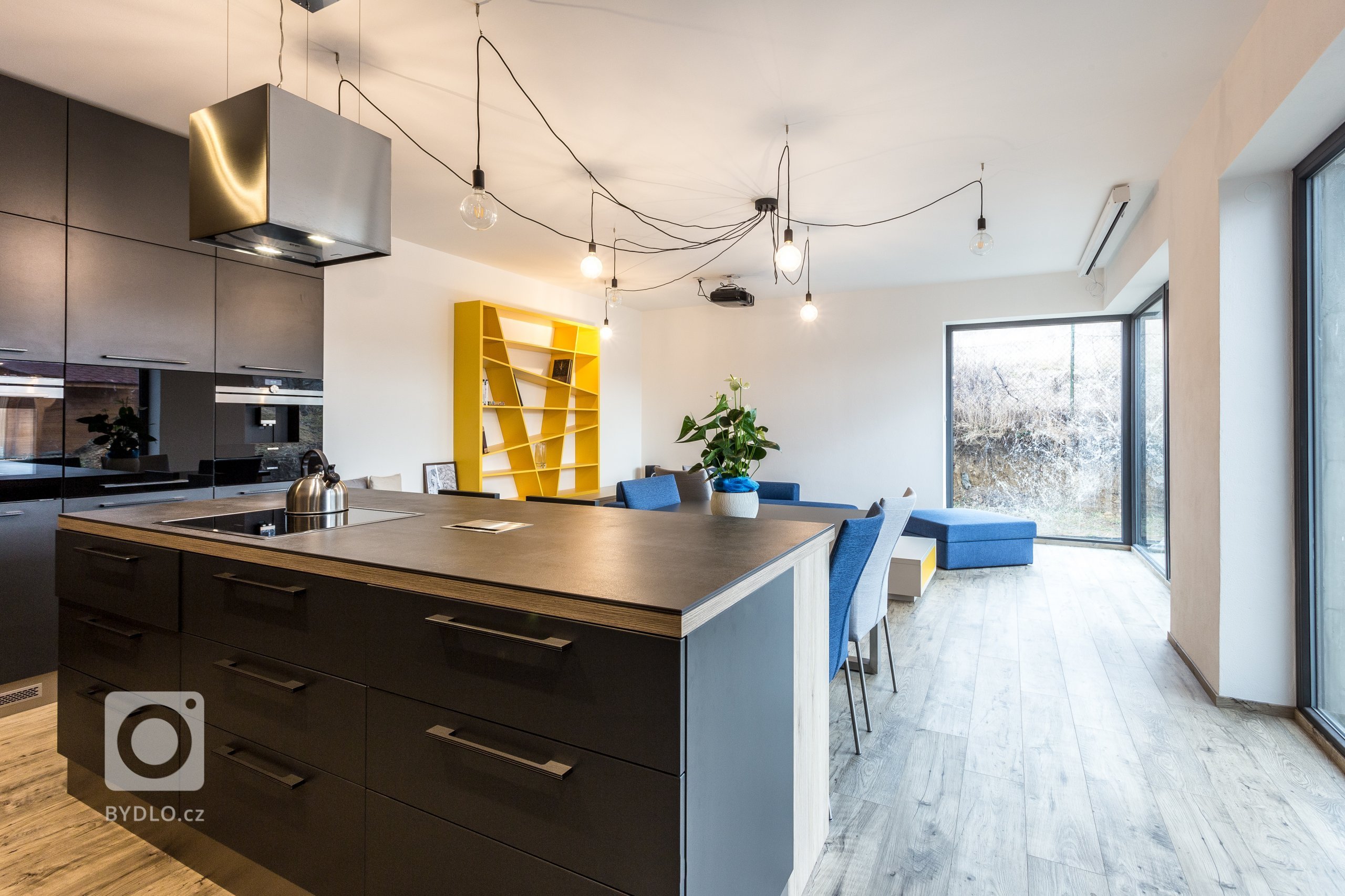 Interiér s nádechem skandinávského stylu. Nábytek včetně pohovky vyroben na zakázku. Pracovní deska z extrémně odolné velkoformátové keramiky Neolith,…