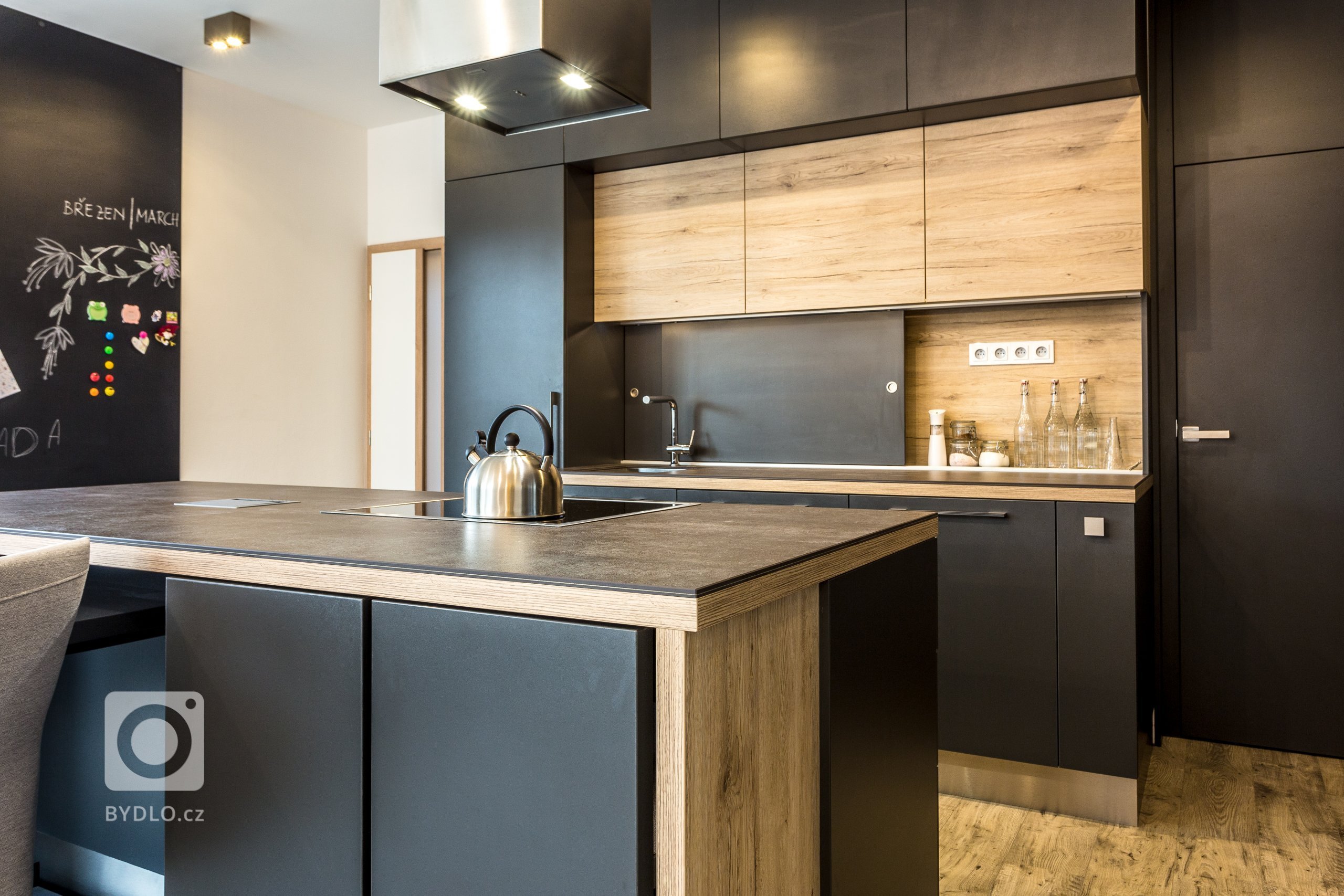 Interiér s nádechem skandinávského stylu. Nábytek včetně pohovky vyroben na zakázku. Pracovní deska z extrémně odolné velkoformátové keramiky Neolith,…