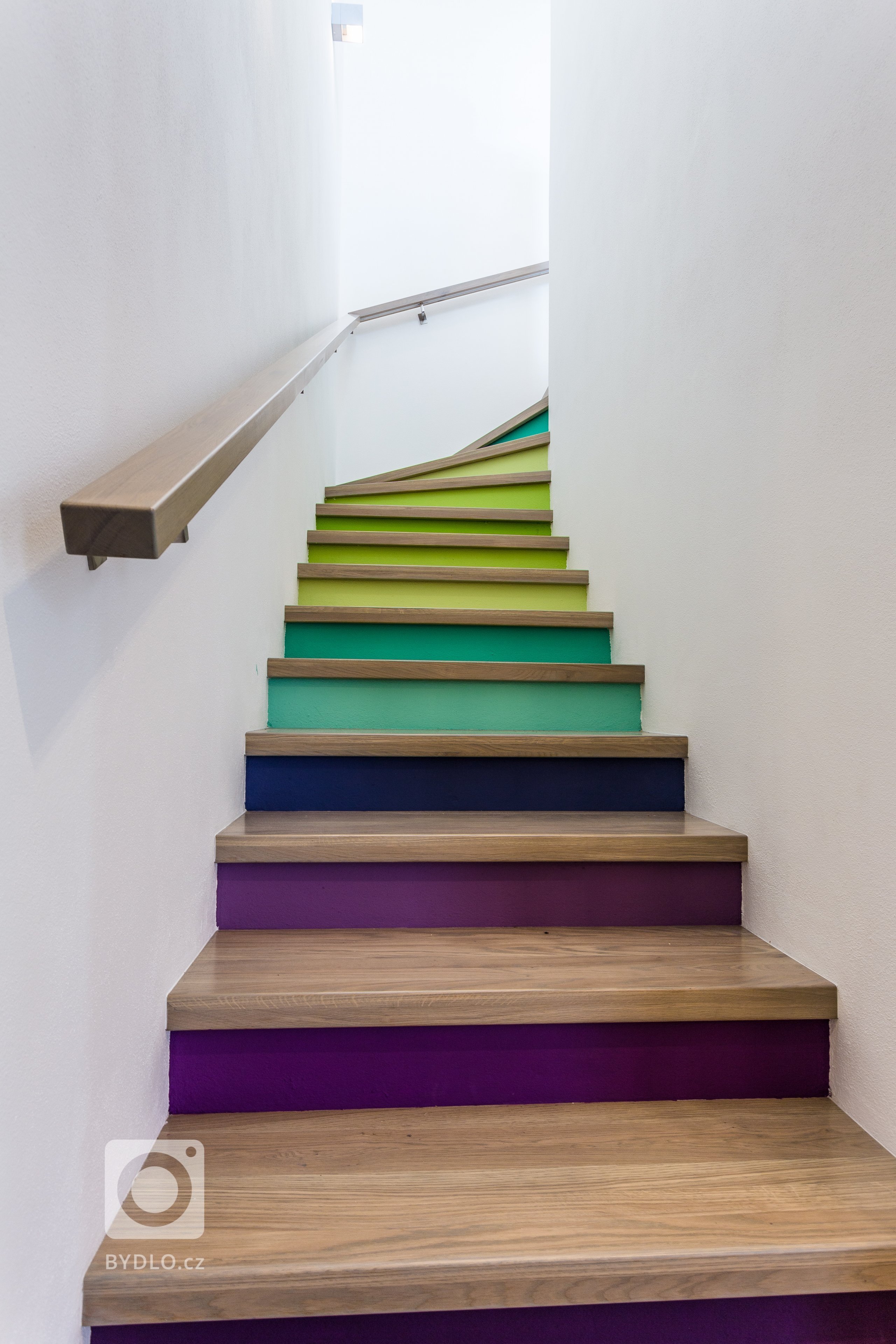 Interiér s nádechem skandinávského stylu. Nábytek včetně pohovky vyroben na zakázku. Pracovní deska z extrémně odolné velkoformátové keramiky Neolith,…